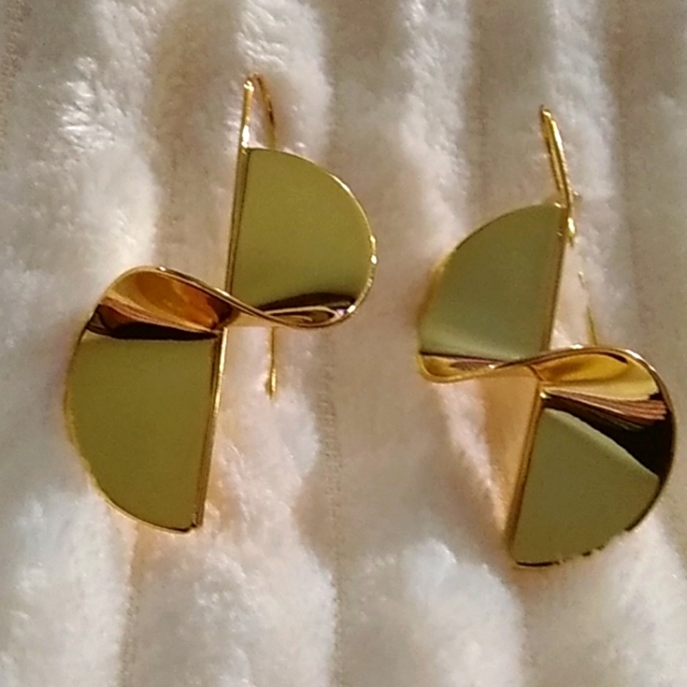 GOLD TONE EARRINGS
